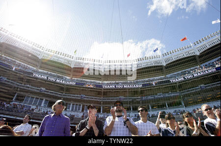 Fans reagieren, wenn sie Ehre New York Yankees näher Mariano Rivera auf Mariano Rivera Tag vor dem Spiel gegen die San Francisco Giants im Yankee Stadium in New York City am 22. September 2013. Rivera's Hall of Fame Karriere ist zu Ende, wenn die Yankees' Saison tut, und jeder Jetzt sparen könnte sein letztes sein. UPI//John angelillo Stockfoto