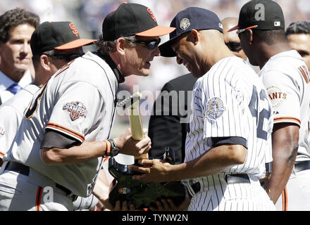 San Francisco Giants Dave Righetti Hände eine Gitarre nach New York Yankees näher Mariano Rivera, wenn die Yankees ehre Mariano Rivera auf Mariano Rivera Tag vor dem Spiel im Yankee Stadium in New York City am 22. September 2013. Rivera's Hall of Fame Karriere ist zu Ende, wenn die Yankees' Saison tut, und jeder Jetzt sparen könnte sein letztes sein. UPI//John angelillo Stockfoto