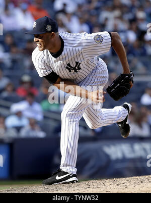 New York Yankees näher Mariano Rivera ein Pitch im achten Inning wirft gegen die San Francisco Giants im Yankee Stadium in New York City am 22. September 2013. Rivera's Hall of Fame Karriere ist zu Ende, wenn die Yankees' Saison tut, und jeder Jetzt sparen könnte sein letztes sein. UPI//John angelillo Stockfoto