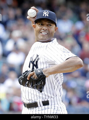 New York Yankees näher Mariano Rivera im neunten Inning wirft gegen die San Francisco Giants im Yankee Stadium in New York City am 22. September 2013. Rivera's Hall of Fame Karriere ist zu Ende, wenn die Yankees' Saison tut, und jeder Jetzt sparen könnte sein letztes sein. UPI//John angelillo Stockfoto