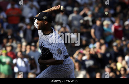 New York Yankees näher Mariano Rivera ein Pitch im achten Inning wirft gegen die San Francisco Giants im Yankee Stadium in New York City am 22. September 2013. Rivera's Hall of Fame Karriere ist zu Ende, wenn die Yankees' Saison tut, und jeder Jetzt sparen könnte sein letztes sein. UPI//John angelillo Stockfoto