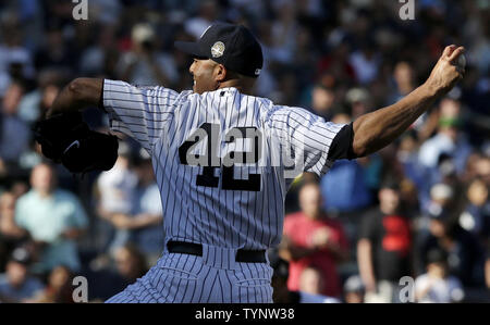 New York Yankees näher Mariano Rivera ein Pitch im achten Inning wirft gegen die San Francisco Giants im Yankee Stadium in New York City am 22. September 2013. Rivera's Hall of Fame Karriere ist zu Ende, wenn die Yankees' Saison tut, und jeder Jetzt sparen könnte sein letztes sein. UPI//John angelillo Stockfoto