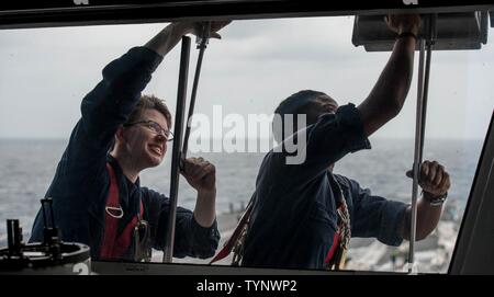 Philippinischen MEER (Nov. 19, 2016) Seaman Savannah Sturgis, von Seattle, und Ebubchi Achor, von Abuja, Nigeria, Behebung von Defekten Scheibenwischer auf der Kommandobrücke der Marine nur Vorwärts - bereitgestellt Flugzeugträger USS Ronald Reagan (CVN 76). Sturgis und Achor manuell betrieben die Scheibenwischer, um zu identifizieren, ob die Fehlfunktion durch mechanische oder elektrische Probleme. Ronald Reagan, der Carrier Strike Group (CSG) 5 Flaggschiff, ist auf Patrouille Unterstützung der Sicherheit und Stabilität in der Indo-Asia-Pazifik-Region. Stockfoto