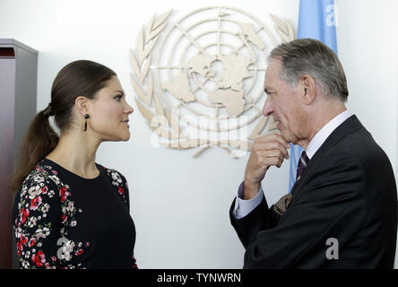 Kronprinzessin Victoria von Schweden steht mit Vereinten Nationen Stellvertretender Generalsekretär Jan Eliasson, wenn sie den Vereinten Nationen in New York City am 4. Oktober 2013. UPI/John angelillo Stockfoto