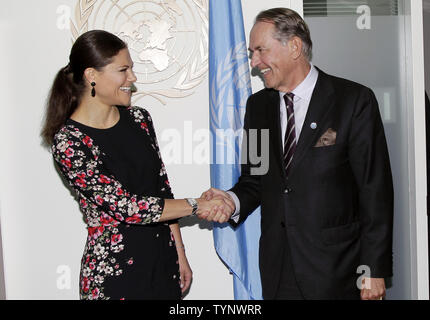 Kronprinzessin Victoria von Schweden schüttelt Hände mit Vereinten Nationen Stellvertretender Generalsekretär Jan Eliasson, wenn sie den Vereinten Nationen in New York City am 4. Oktober 2013. UPI/John angelillo Stockfoto