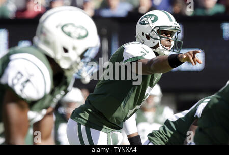 New York Jets Geno Smith spricht mit der Handlung im ersten Viertel gegen die New England Patriots in Woche 7 der NFL Saison an MetLife Stadium in East Rutherford, New Jersey am 20. Oktober 2013. UPI/John angelillo Stockfoto