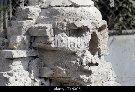 'No Turn Unstoned", ein 1/36 scale Nachbildung der Großen Sphinx von Gizeh aus zertrümmerte störende cinderblocks Erstellt von britischen Street Artist Banksy, steht in Queens in der Nähe von Citi Field in New York City am 22. Oktober 2013. Banksy ist ein Pseudonym in England Graffiti Künstler, politischer Aktivist, Regisseur und Maler. Seine satirischen Street Art und subversive Epigramme kombinieren dunkle Humor mit Graffiti in einem unverwechselbaren Schablonieren Technik getan. UPI/John angelillo Stockfoto