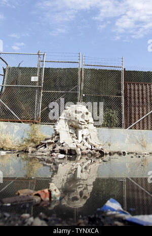 'No Turn Unstoned", ein 1/36 scale Nachbildung der Großen Sphinx von Gizeh aus zertrümmerte störende cinderblocks Erstellt von britischen Street Artist Banksy, steht in Queens in der Nähe von Citi Field in New York City am 22. Oktober 2013. Banksy ist ein Pseudonym in England Graffiti Künstler, politischer Aktivist, Regisseur und Maler. Seine satirischen Street Art und subversive Epigramme kombinieren dunkle Humor mit Graffiti in einem unverwechselbaren Schablonieren Technik getan. UPI/John angelillo Stockfoto