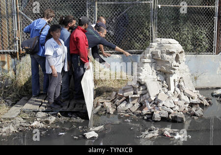 Die Leute, um zu sehen "keinen Turn Unstoned", ein 1/36 scale Nachbildung der Großen Sphinx von Gizeh aus zertrümmerte störende cinderblocks von britischen Street Artist Banksy in Queens in der Nähe von Citi Field in New York City Erstellt am 22. Oktober 2013 vorgenommen. Banksy ist ein Pseudonym in England Graffiti Künstler, politischer Aktivist, Regisseur und Maler. Seine satirischen Street Art und subversive Epigramme kombinieren dunkle Humor mit Graffiti in einem unverwechselbaren Schablonieren Technik getan. UPI/John angelillo Stockfoto