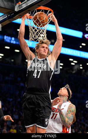 Brooklyn Nets Small Forward Andrei Kirilenko (47) dunks über Miami Heat Power Forward Chris Andersen (11) im vierten Quartal bei Barclays Center in New York City am 1. November 2013. UPI/Rich Kane Stockfoto