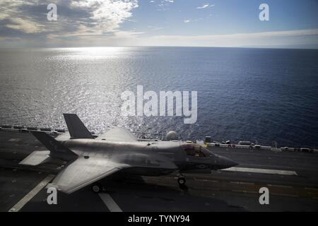 Pazifischer Ozean - eine F35 B Blitz II bereitet aus dem Flight Deck der Amphibisches Schiff USS America (LHA 6) Während der Blitz Träger Proof of Concept Demonstration, 18. November 2016. Die F-35 B wird schließlich drei Marine Corps Flugzeuge ersetzen; die AV-8B Harrier, F/A-18 Hornet und die EA-6B Prowler. Stockfoto