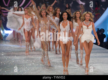 Adriana Lima, Doutzen Kroes, Candice Swanepoel, Behati Prinsloo, Lindsay Ellingson und Alessandra Ambrosio in der Nähe der Victoria's Secret Fashion Show 2013 an der Lexington Avenue Armory in New York City am 13. November 2013. UPI/Anthony J. Causi.. Stockfoto