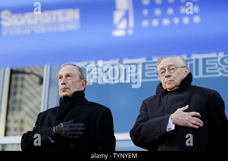 New York City Bürgermeister Michael R. Bloomberg und World Trade Center Entwickler Larry A. Silverstein stehen für die Nationalhymne vor dem Sprechen in einem Ribbon Cutting die Eröffnung des neuen 4 World Trade Center in New York City am 13. November 2013 zu markieren. 4 World Trade Center ist der erste Büroturm auf der ursprünglichen 16-acre World Trade Center Site durchgeführt werden seit dem 11. UPI/John angelillo Stockfoto