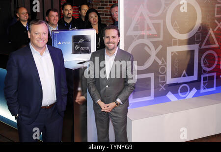 Der Präsident und CEO von Sony Computer Entertainment of America, Jack Tretton, President und Group CEO von Sony Computer Entertainment, Andrew House warten für den ersten Kauf der neuen PlayStation 4 auf einer Party feiern die Einführung der Sony PlayStation 4 in New York City am 14. November 2013. PlayStation kündigte auch eine begrenzte Anzahl von Einheiten für den Verkauf wird bei der Veranstaltung am 15. November verfügbar sein. UPI/John angelillo Stockfoto