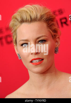 Elizabeth Banks kommt auf dem roten Teppich an der 'Hunger Games: Feuer fangen" New York Premiere bei AMC Lincoln Square Theater in New York City am 20. November 2013. UPI/Dennis Van Tine Stockfoto