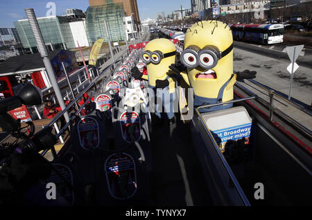 Schergen aus dem Film Despicable Me2-Stand auf dem zweiten Deck des Gray Line New York Fahrt des Ruhmes ehrt Bus am Pier 78 in New York City am 25. November 2013. Die Schergen gefeiert wurden, mit einem maßgeschneiderten, permanente Aufkleber auf der Vorderseite der Gray Line New York Doppeldeckerbus und einem ständigen Sitz im oberen Deck. UPI/John angelillo Stockfoto