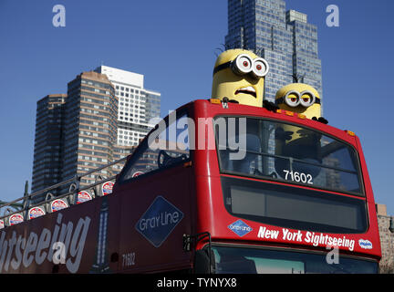 Schergen aus dem Film Despicable Me2-Stand auf dem zweiten Deck des Gray Line New York Fahrt des Ruhmes ehrt Bus am Pier 78 in New York City am 25. November 2013. Die Schergen gefeiert wurden, mit einem maßgeschneiderten, permanente Aufkleber auf der Vorderseite der Gray Line New York Doppeldeckerbus und einem ständigen Sitz im oberen Deck. UPI/John angelillo Stockfoto