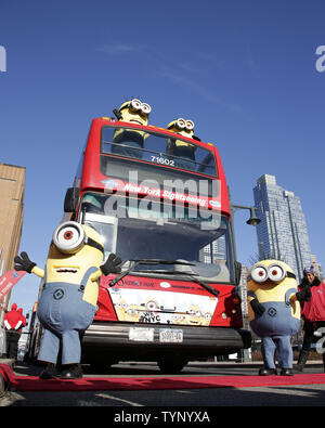 Schergen aus dem Film Despicable Me2-Stand auf dem Boden und auf dem zweiten Deck des Gray Line New York Fahrt des Ruhmes ehrt Bus am Pier 78 in New York City am 25. November 2013. Die Schergen gefeiert wurden, mit einem maßgeschneiderten, permanente Aufkleber auf der Vorderseite der Gray Line New York Doppeldeckerbus und einem ständigen Sitz im oberen Deck. UPI/John angelillo Stockfoto