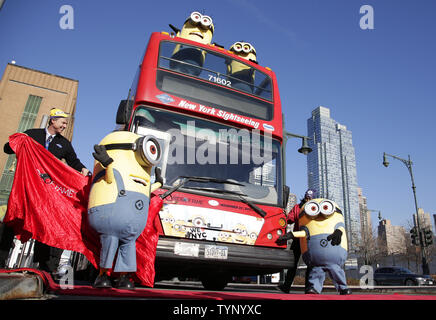 Schergen aus dem Film Despicable Me2-Stand auf dem zweiten Deck des Gray Line New York Fahrt des Ruhmes ehrt Bus am Pier 78 in New York City am 25. November 2013. Die Schergen gefeiert wurden, mit einem maßgeschneiderten, permanente Aufkleber auf der Vorderseite der Gray Line New York Doppeldeckerbus und einem ständigen Sitz im oberen Deck. UPI/John angelillo Stockfoto