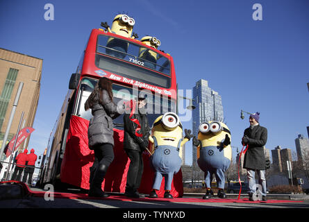 Schergen aus dem Film Despicable Me2-Stand auf dem zweiten Deck des Gray Line New York Fahrt des Ruhmes ehrt Bus am Pier 78 in New York City am 25. November 2013. Die Schergen gefeiert wurden, mit einem maßgeschneiderten, permanente Aufkleber auf der Vorderseite der Gray Line New York Doppeldeckerbus und einem ständigen Sitz im oberen Deck. UPI/John angelillo Stockfoto