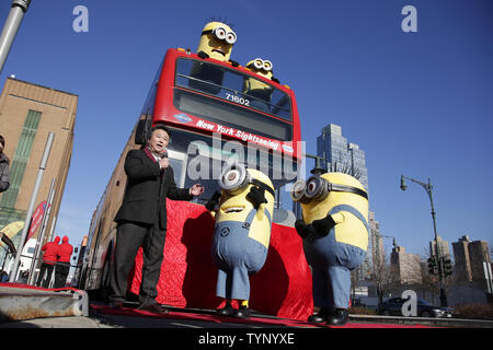 Schergen aus dem Film Despicable Me2-Stand auf dem zweiten Deck des Gray Line New York Fahrt des Ruhmes ehrt Bus am Pier 78 in New York City am 25. November 2013. Die Schergen gefeiert wurden, mit einem maßgeschneiderten, permanente Aufkleber auf der Vorderseite der Gray Line New York Doppeldeckerbus und einem ständigen Sitz im oberen Deck. UPI/John angelillo Stockfoto