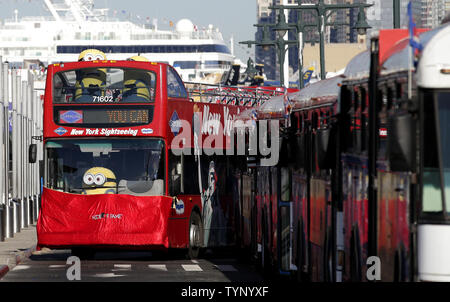 Schergen aus dem Film Despicable Me2 Fahrt auf den Gray Line New York Fahrt des Ruhmes ehrt Bus am Pier 78 in New York City am 25. November 2013. Die Schergen gefeiert wurden, mit einem maßgeschneiderten, permanente Aufkleber auf der Vorderseite der Gray Line New York Doppeldeckerbus und einem ständigen Sitz im oberen Deck. UPI/John angelillo Stockfoto