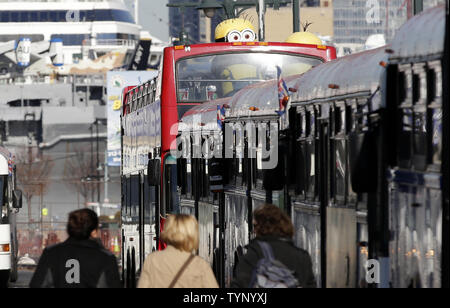 Schergen aus dem Film Despicable Me2 Fahrt auf den Gray Line New York Fahrt des Ruhmes ehrt Bus am Pier 78 in New York City am 25. November 2013. Die Schergen gefeiert wurden, mit einem maßgeschneiderten, permanente Aufkleber auf der Vorderseite der Gray Line New York Doppeldeckerbus und einem ständigen Sitz im oberen Deck. UPI/John angelillo Stockfoto