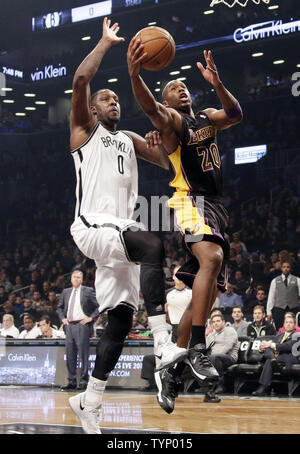 Brooklyn Nets Andray Blatche folgt Los Angeles Lakers Jodie Meeks zum Korb in der ersten Hälfte bei Barclays Center in New York City am 27. November 2013. UPI/John angelillo Stockfoto