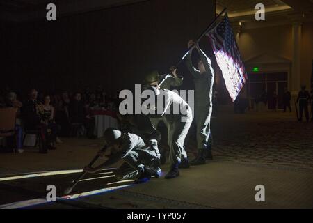 Marines mit Hauptsitz Bataillon reenact die Fahne heben von Iwo Jima während des HQBN 241 Marine Corps Geburtstag Ball im Caesar's Palace in Las Vegas, Nevada, November 19th, 2016. Stockfoto