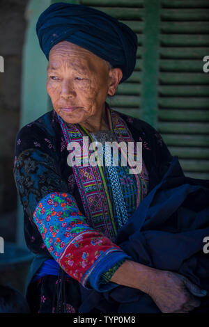 Frau von der Schwarzen Hmong in einem Dorf in der Nähe von Dong Van in Vietnam. Stockfoto