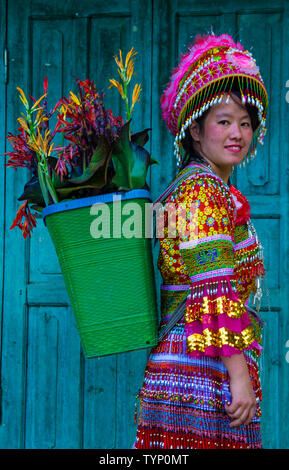 Mädchen aus der Hmong-minderheit in einem Dorf in der Nähe von Dong Van in Vietnam. Stockfoto