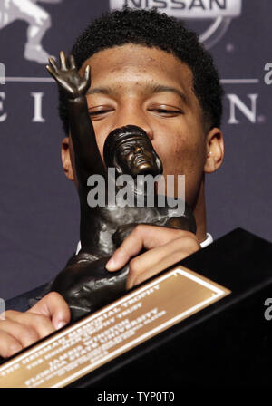 Die Florida State University quarterback Jameis Winston hält die Heisman Trophy nach dem Gewinn der 2013 Heisman Trophy im Marriott Marquis in New York City am 14. Dezember 2013. Winston Schlag heraus Heisman Finalisten Jordanien Lynch, Johnny Manziel, Tre Mason, AJ McCarron und Andre Williams. UPI/John angelillo Stockfoto