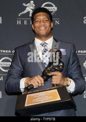 Die Florida State University quarterback Jameis Winston hält die Heisman Trophy nach dem Gewinn der 2013 Heisman Trophy im Marriott Marquis in New York City am 14. Dezember 2013. Winston Schlag heraus Heisman Finalisten Jordanien Lynch, Johnny Manziel, Tre Mason, AJ McCarron und Andre Williams. UPI/John angelillo Stockfoto