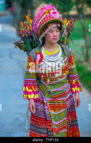 Mädchen aus der Hmong-minderheit in einem Dorf in der Nähe von Dong Van in Vietnam. Stockfoto