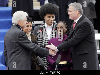 New York City's 109 Bürgermeister Bill De Blasio ist vereidigt In der ehemalige Präsident Bill Clinton als seine Familie Chiara De Blasio, Dante De Blasio und Frau Chirlane McCray stand mit ihm bei der Einweihung Zeremonien für Bürgermeister-Präsidenten Bill De Blasio im Rathaus in New York City am 1. Januar 2014. Bürgermeister De Blasio wurde mit der Bibel einmal im Besitz von Präsident Franklin Delano Roosevelt f olgende 12 Jahre des Michael Bloomberg Verwaltung vereidigt. UPI/John angelillo Stockfoto