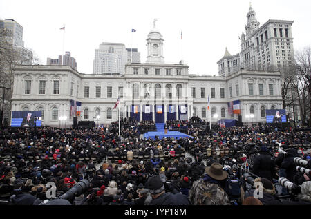 New York City's 109 Bürgermeister Bill De Blasio spricht mit dem Publikum nach Swearing-In und Einweihung Zeremonien für Bürgermeister - Bill De Blasio im Rathaus in New York City am 1. Januar 2014 gewählt. UPI/John angelillo Stockfoto