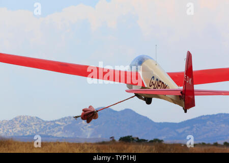 Segelflugzeug fragen, 7 m, G-DEDK Start aus der Landebahn an Mammari, Nikosia, Zypern, Juni 2019 Stockfoto