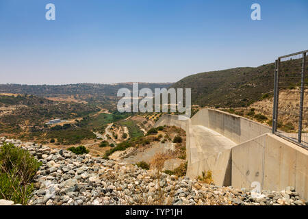 Kouris Dam und Wasserbehälter nach längerem Regen es füllt. Limassol, Zypern 2019 Stockfoto