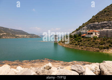 Kouris Dam und Wasserbehälter nach längerem Regen es füllt. Limassol, Zypern 2019 Stockfoto