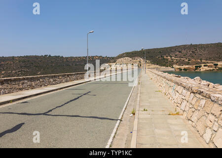 Kouris Dam und Wasserbehälter nach längerem Regen es füllt. Limassol, Zypern 2019 Stockfoto