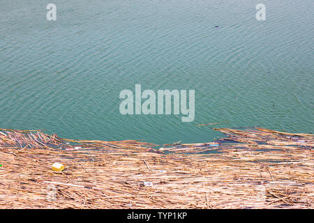 Schwimmende Verschmutzungen nach starkem Regen, Kouris Dam Reservoir, Limassol, Zypern 2019 Stockfoto