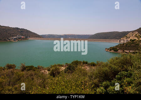 Kouris Dam und Wasserbehälter nach längerem Regen es füllt. Limassol, Zypern 2019 Stockfoto