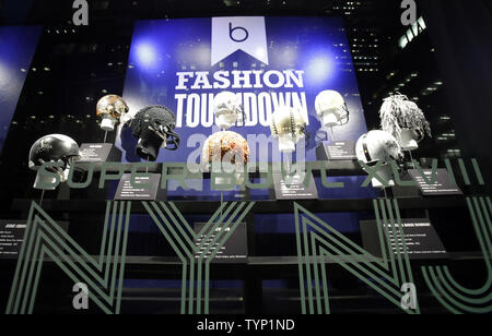 NFL Helme von Top Designern sitzen auf der Lexington Avenue, die Fenster bei Bloomingdale's stellt ein-von-ein-freundliche Super Bowl XLVIII Helme custom von 48 führenden Designer in ihrer legendären 59th Street Flagship Store Windows erstellt und in Erwartung der Super Bowl XLVIII in New York City am 15. Januar 2014. MetLife Stadium in East Rutherford, NJ der Aufstellungsort der erste Super Bowl in der New York Region. UPI/John angelillo Stockfoto