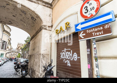 Rom, Italien, 22. APRIL 2019: Hinweisschild zum Trevi-brunnen, die Kultigsten Brunnen in der Welt und eines der beliebtesten Reiseziele Italiens. Stockfoto