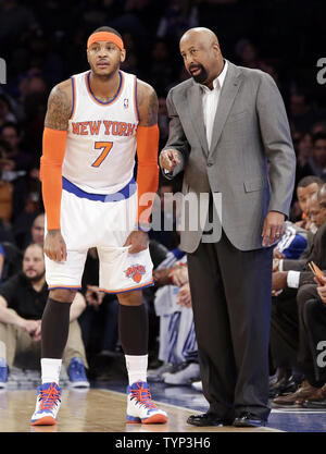 New York Knicks Head Coach Mike Woodson und Carmelo Anthony sprechen in der zweiten Hälfte gegen die Utah Jazz im Madison Square Garden in New York City am 7. März 2014. Die Knicks besiegten die Jazz 108-81. UPI/John angelillo Stockfoto