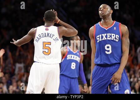 New York Knicks Tim Hardaway jr. und Philadelphia 76ers James Anderson reagieren, nachdem Hardaway ein Schuß mit 3 Punkten in der zweiten Hälfte im Madison Square Garden in New York City Hits am 10. März 2014. Die Knicks besiegten die 76ers 123-110. UPI/John angelillo Stockfoto