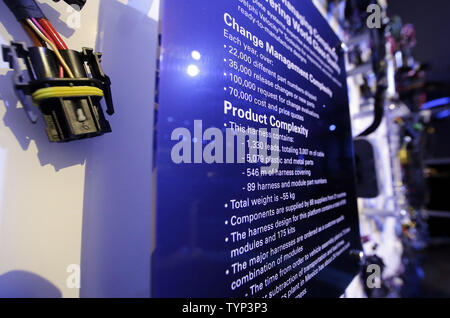 Die Teilnehmer erhalten eine Tour durch Auto Elektrik Designs bei Delphi Automotive LLP previews Automatisiertes Fahren, Motor und Sicherheitstechnik im Sheraton New York Times Square Hotel in New York City am 11. März 2014. UPI/John angelillo Stockfoto