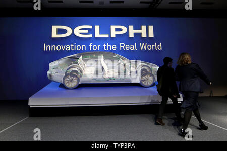 Die Teilnehmer erhalten eine Tour durch Auto Elektrik Designs bei Delphi Automotive LLP previews Automatisiertes Fahren, Motor und Sicherheitstechnik im Sheraton New York Times Square Hotel in New York City am 11. März 2014. UPI/John angelillo Stockfoto