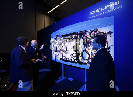 Die Teilnehmer erhalten eine Tour durch Auto Elektrik Designs bei Delphi Automotive LLP previews Automatisiertes Fahren, Motor und Sicherheitstechnik im Sheraton New York Times Square Hotel in New York City am 11. März 2014. UPI/John angelillo Stockfoto