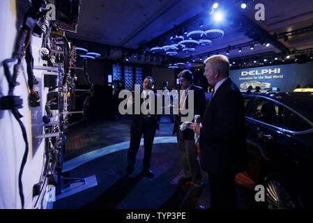 Die Teilnehmer erhalten eine Tour durch Auto Elektrik Designs bei Delphi Automotive LLP previews Automatisiertes Fahren, Motor und Sicherheitstechnik im Sheraton New York Times Square Hotel in New York City am 11. März 2014. UPI/John angelillo Stockfoto